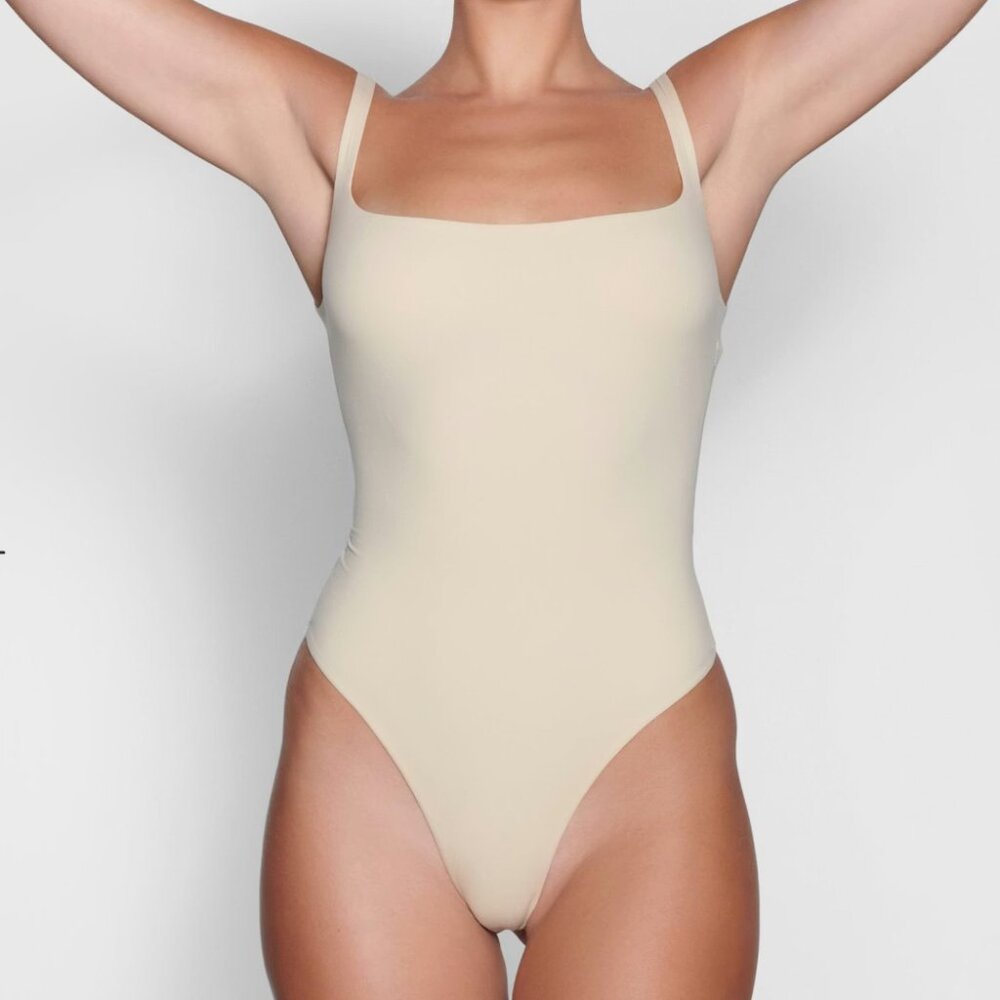 SKIMS FITS EVERYBODY SQUARE NECK BODYSUIT SAND